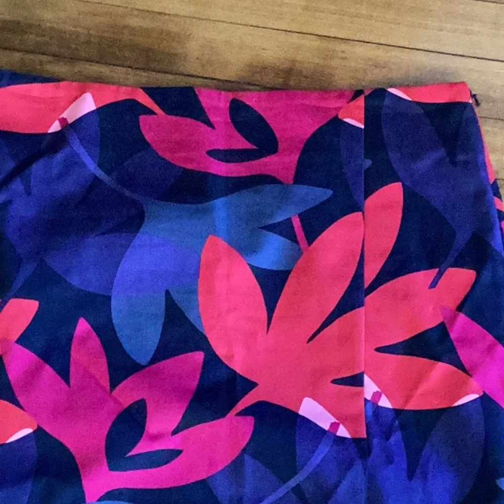 Ann Taylor Loft floral pencil skirt.‎ Maybe worn once.